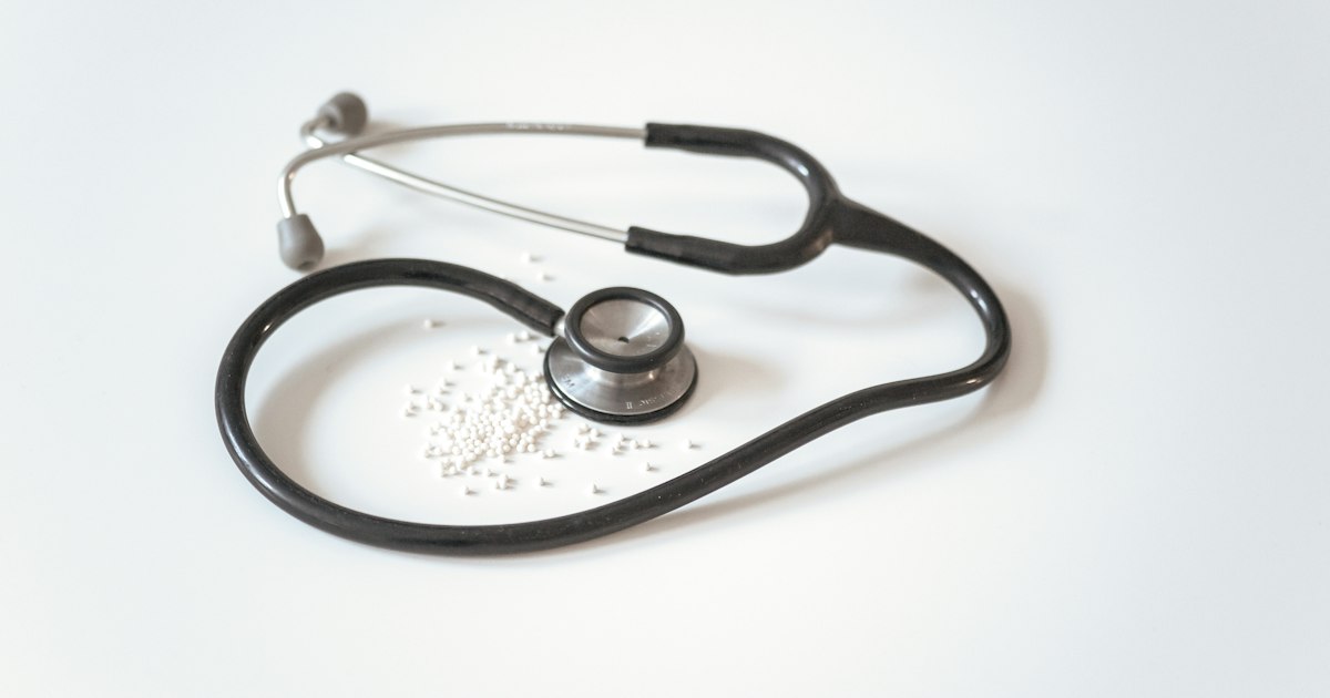 Stéthoscope posé sur une table blanche, symbole des soins médicaux à domicile