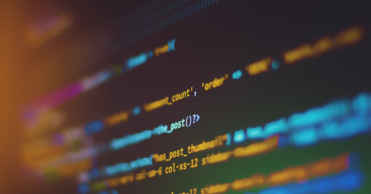 Lignes de code affichées sur un écran, illustration des systèmes automatisés qui calculent un score et prononcent un refus