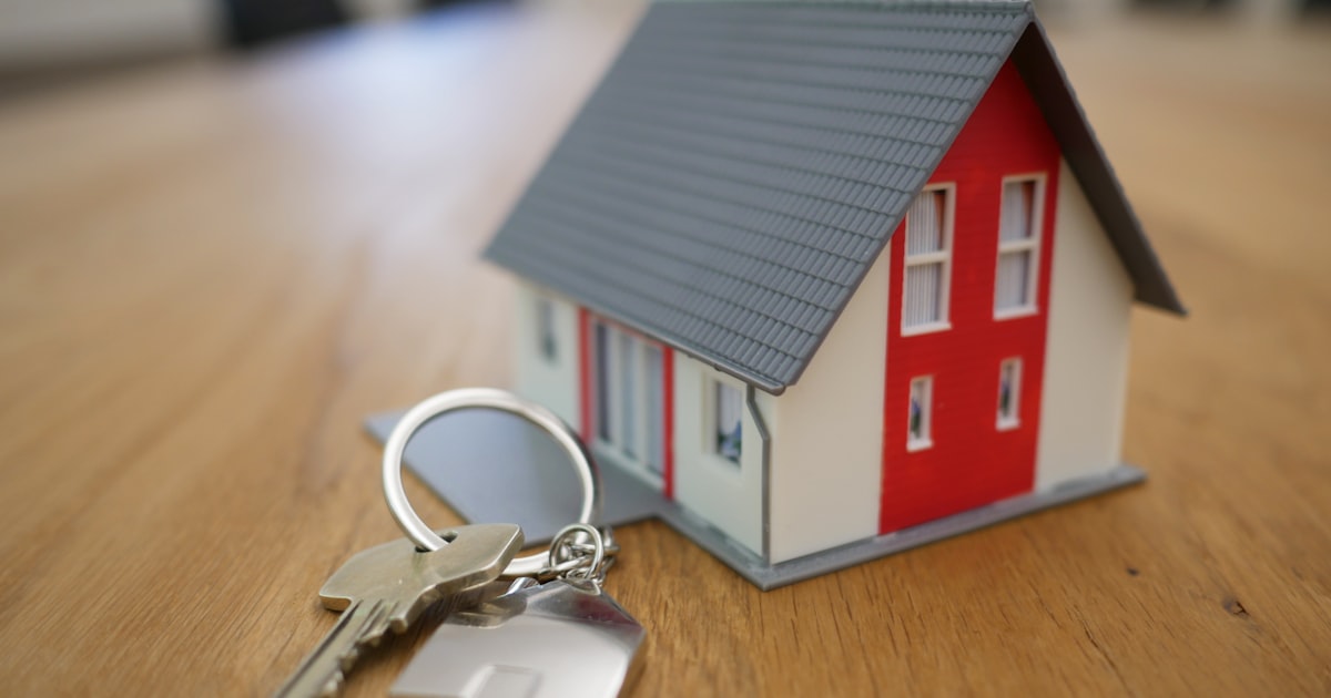 Remise de clés dans une agence immobilière, illustration des fuites de données du secteur immobilier français