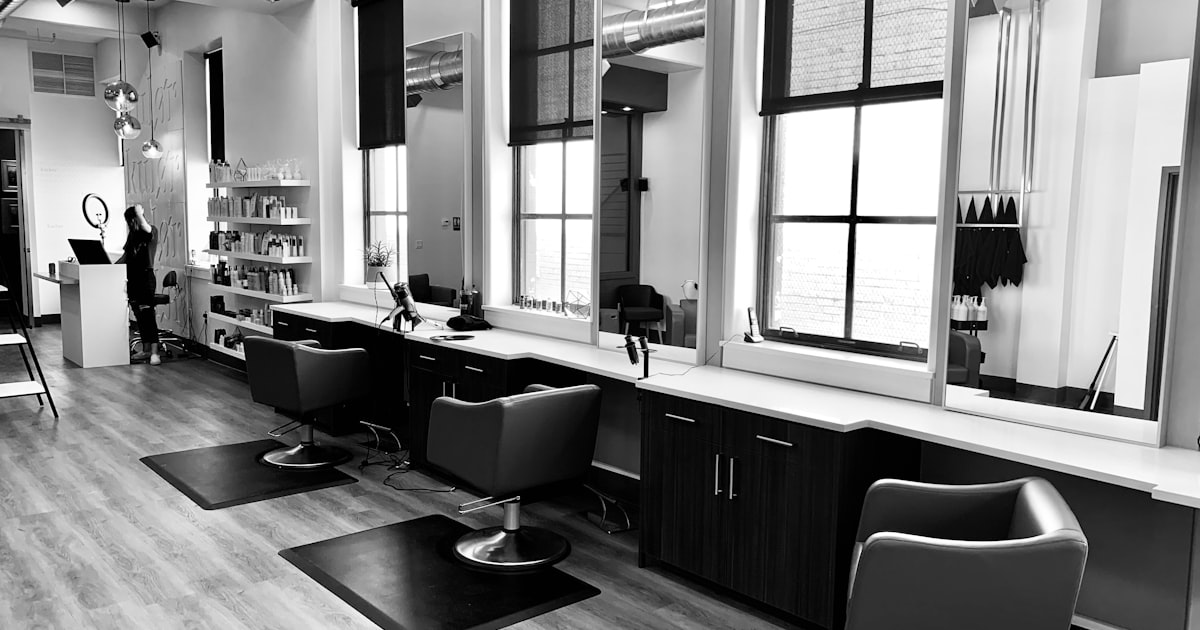 Intérieur d'un salon de coiffure vide, illustration de la fuite de données des plateformes de réservation beauté