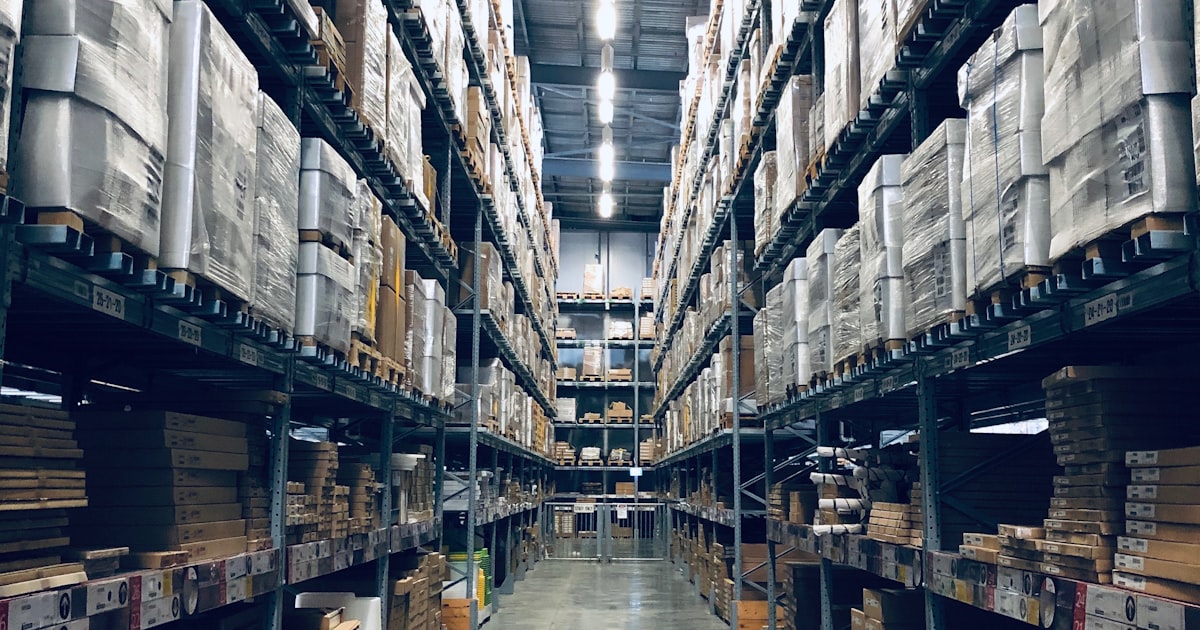 Entrepôt logistique où transitent les colis des commandes en ligne