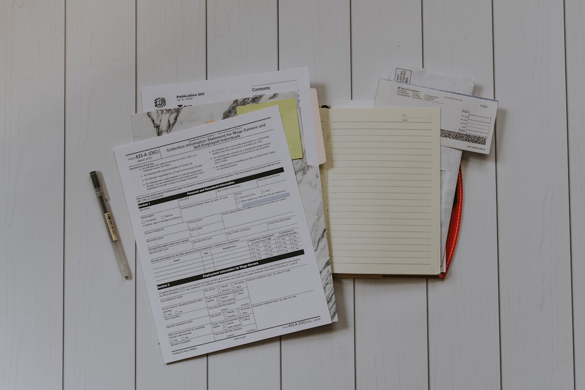 Courrier d'opposition à la prospection commerciale posé sur un bureau, prêt à être envoyé